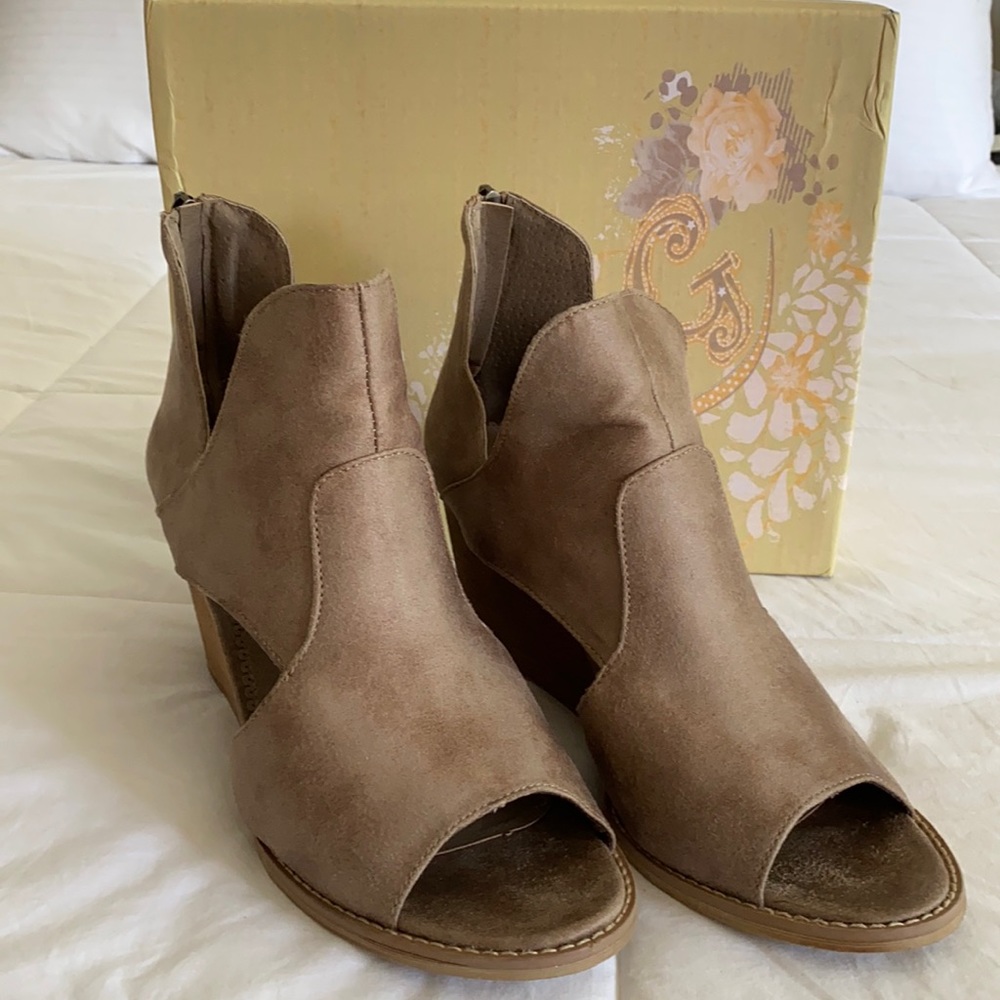 Very G open toed wedges